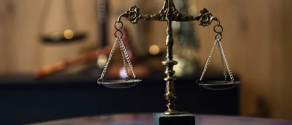 法律与正义的静谧生命符号 桌子背景上的刻度 — 图库照片