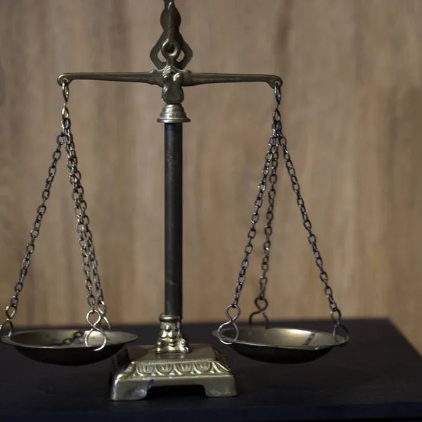 法律と正義のシンボルの静物画 表の背景のスケール — ストック写真