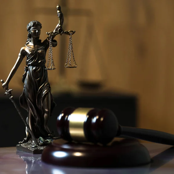 Stillleben Von Recht Und Gerechtigkeit Auf Dem Tisch — Stockfoto