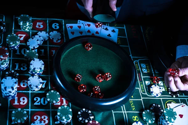 Casino Hombre Jugando Juegos Azar Concepto — Foto de Stock
