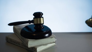 Ahşap masa arkasında hukuk ve adalet sembolleri..