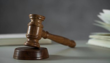 Hala hukuk ve adalet sembolü - tahta masa arkasındaki tokmak.
