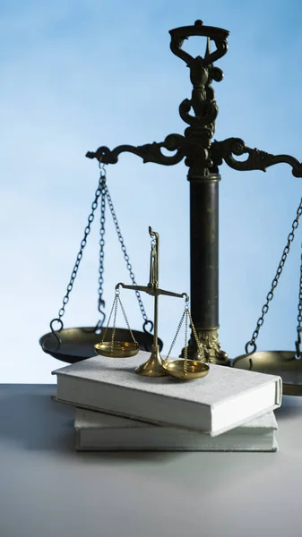 Натюрморт Символом Закона Справедливости Весы Деревянном Фоне Стола — стоковое фото