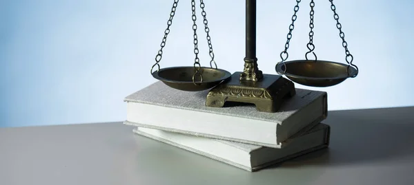Натюрморт Символом Закона Справедливости Весы Деревянном Фоне Стола — стоковое фото