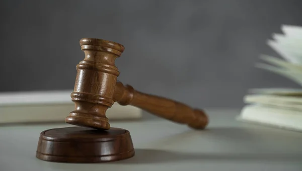 法律与正义的静谧生命的象征 木桌背景上的木槌 — 图库照片