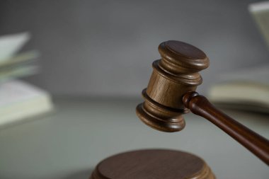 Hala hukuk ve adalet sembolü - tahta masa arkasındaki tokmak.