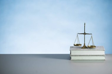 Hukuk ve Adalet 'in sembolü. Ahşap masa arkasında pullar..