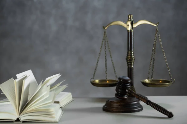 Νεκρή Ζωή Του Νόμου Και Της Δικαιοσύνης Σύμβολα Ξύλινο Τραπέζι — Φωτογραφία Αρχείου