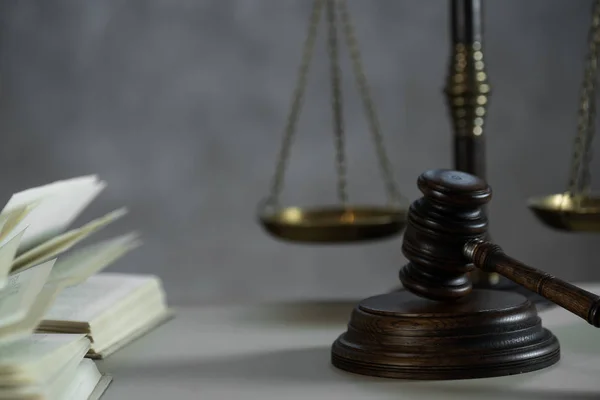 木制桌子背景上的法律与正义象征的静谧生活 — 图库照片