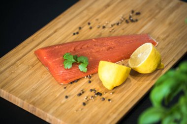 Kesme tahtasında somon ve limon 