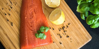 Kesme tahtasında somon ve limon 