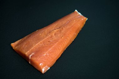 Siyah arka planda taze çiğ somon