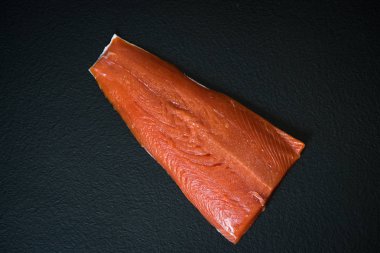 Siyah arka planda taze çiğ somon