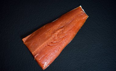 Siyah arka planda taze çiğ somon