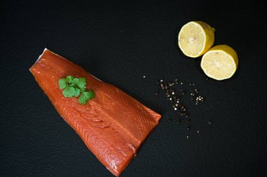 Bitki ve limonlu çiğ somon.