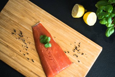 Kesme tahtasında somon ve limon 