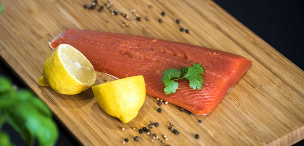 Salmon Lemon Cutting Board — Stock Photo, Image