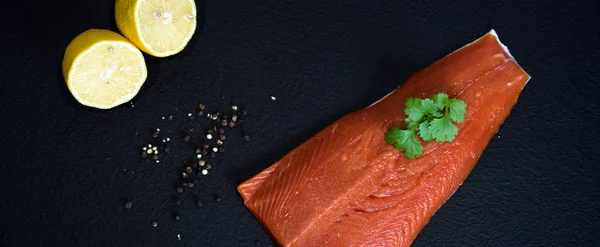 Salmão Cru Com Ervas Limão — Fotografia de Stock