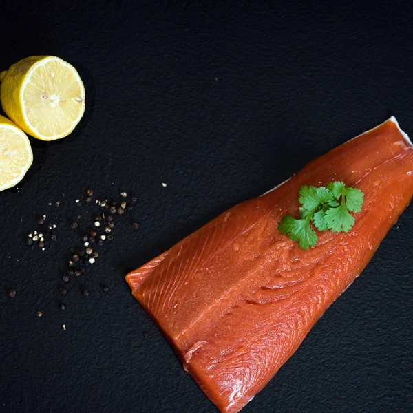 Salmão Cru Com Ervas Limão — Fotografia de Stock