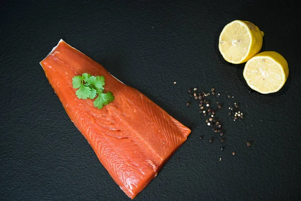 Salmão Cru Com Ervas Limão — Fotografia de Stock