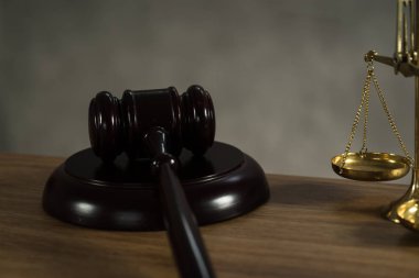 Kopya alanı olan tahta masa arkaplanındaki ölçekler ve tokmaklar