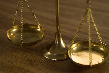 Tahta masa arkaplanında kopya alanı ile ölçeklendirir