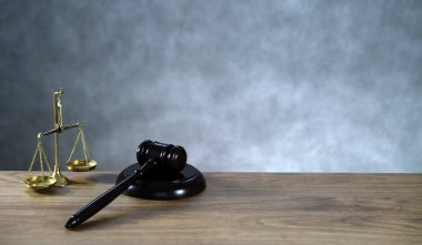 Kopya alanı olan tahta masa arkaplanındaki ölçekler ve tokmaklar