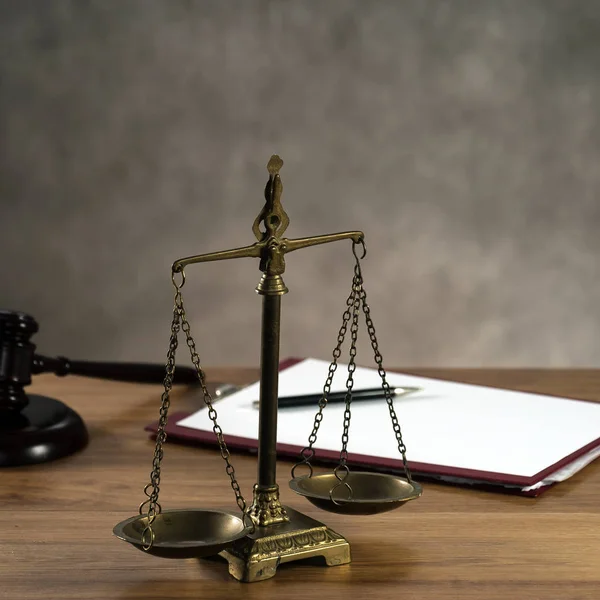 木製のテーブルの背景に法律と正義のシンボルの静物画 ガベル スケール — ストック写真