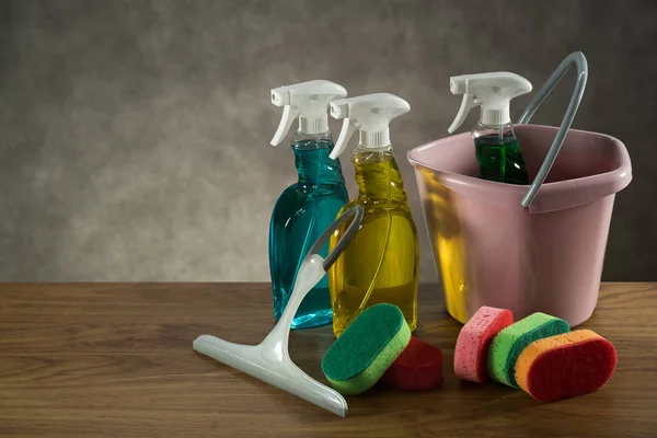 五颜六色的清洁工具 家庭清洁概念 清洁箱 — 图库照片