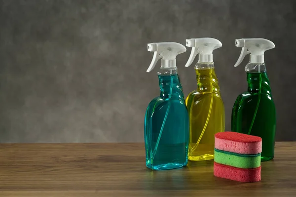 Butelki Rozpylać Kolorowymi Gąbkami Koncepcja Sprzątania Domu Zestaw Czyszczenia — Zdjęcie stockowe