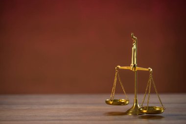 Tahta masa arkaplanında kopya alanı ile ölçeklendirir