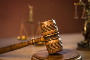 Kopya alanı olan tahta masa arkaplanındaki ölçekler ve tokmaklar