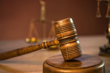 Kopya alanı olan tahta masa arkaplanındaki ölçekler ve tokmaklar