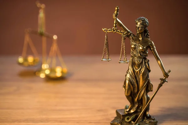 Stillleben Von Recht Und Gerechtigkeit Symbole Auf Holztischhintergrund — Stockfoto