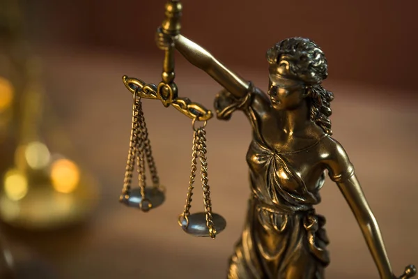 Натюрморт Символикой Закона Справедливости Деревянном Столе — стоковое фото