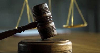 Tahta masa arkasında bulanık kitaplarla tartılar ve tokmaklar