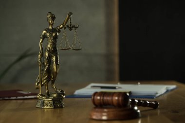 Gavel ahşap masa arkasında bulanık kitaplarla