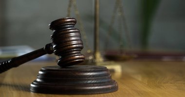 Tahta masa arkasında bulanık kitaplarla tartılar ve tokmaklar