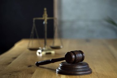 Kopya alanı olan tahta masa arkaplanındaki ölçekler ve tokmaklar