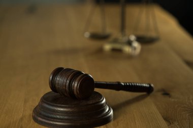 Kopya alanı olan tahta masa arkaplanındaki ölçekler ve tokmaklar