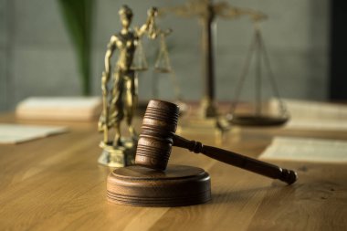 Tahta masa arkasında bulanık kitaplarla tartılar ve tokmaklar