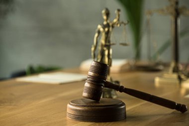 Tahta masa arkasında bulanık kitaplarla tartılar ve tokmaklar