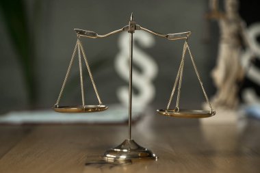 Bulanık kitaplarla ahşap masa arkaplanındaki ölçekler