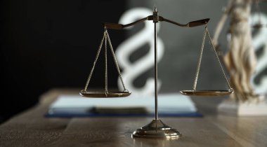 Bulanık kitaplarla ahşap masa arkaplanındaki ölçekler