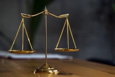 Bulanık kitaplarla ahşap masa arkaplanındaki ölçekler