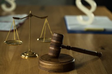 Tahta masa arkasında bulanık kitaplarla tartılar ve tokmaklar