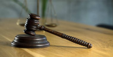 Kopya alanı olan tahta masa arkaplanındaki ölçekler ve tokmaklar