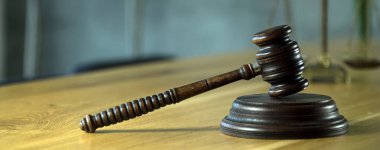 Kopya alanı olan tahta masa arkaplanındaki ölçekler ve tokmaklar