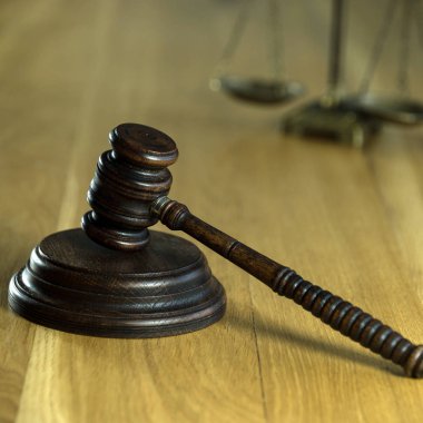 Kopya alanı olan tahta masa arkaplanındaki ölçekler ve tokmaklar