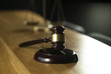 Kopya alanı olan tahta masa arkaplanındaki ölçekler ve tokmaklar